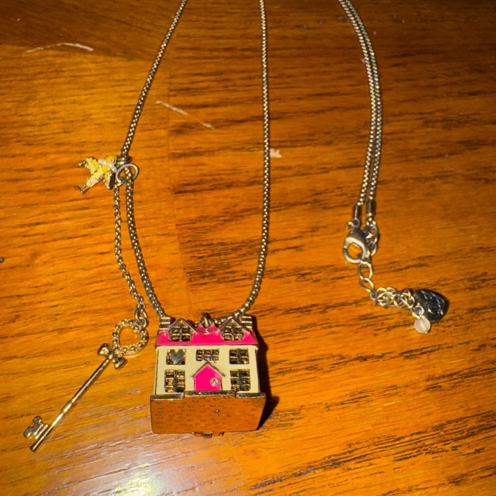Betsey Johnson Long Pendant House Necklace Hinged to Reveal *VINTAGE, RARE FIND* - Picture 14 of 16